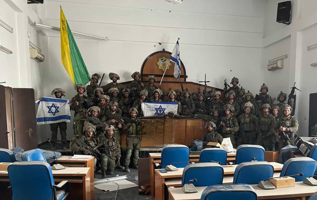 היסטורי: לוחמי גולני בפרלמנט חמאס בעזה