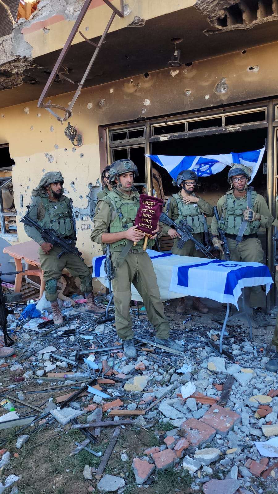 צפו: ספר התורה הוכנס מחדש לבית הכנסת בנצרים