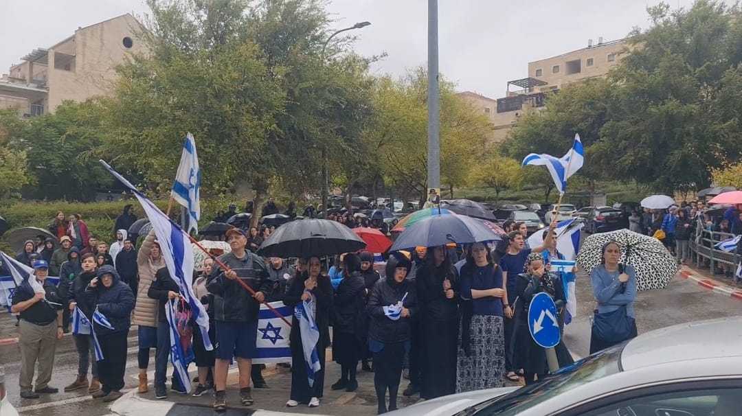 צפו: מאות מתושבי העיר מלווים את החייל שנפל