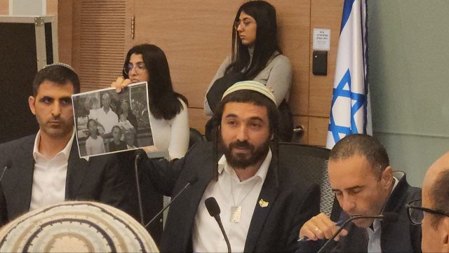 צבי סוכות בוועדה