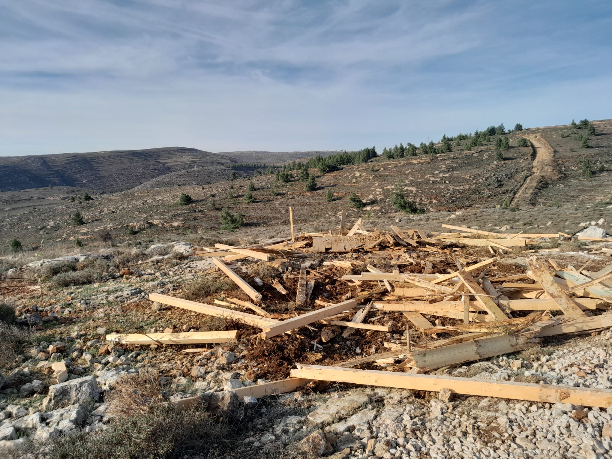 בזמן מלחמה: המשטרה הרסה בתים בעמונה