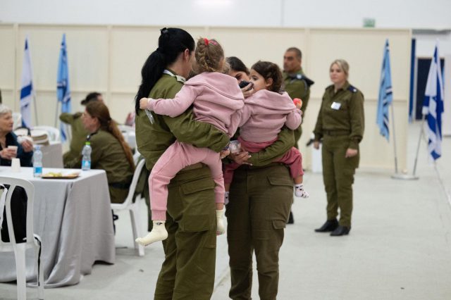 דו"צ, באדיבות המשפחות