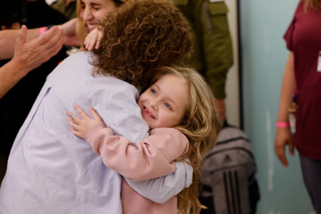 הכי מרגש: הילדים החטופים נפגשים עם בני המשפחה