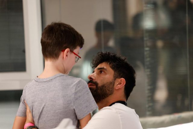 הכי מרגש: הילדים החטופים נפגשים עם בני המשפחה