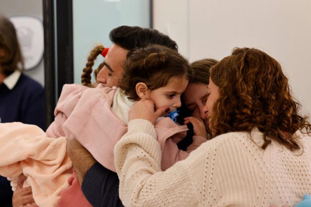 הכי מרגש: הילדים החטופים נפגשים עם בני המשפחה