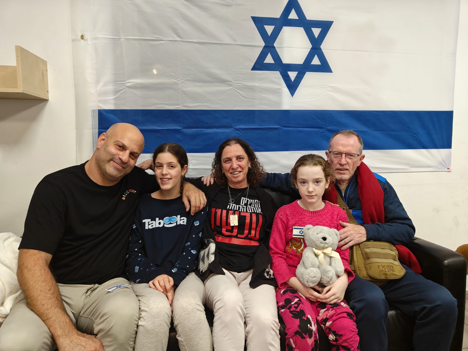 התמונה הראשונה: אמילי הנד והילה רותם שבו הביתה