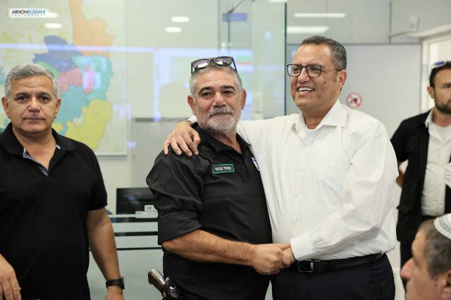 מאיר גבאי, תושב שדרות ופקח בעיר, שכל את ביתו מור בשבת השחורה. מאיר גויס לפיקוח העירוני בירושלים ומספר ימים לאחר גיוסו, השתתף בניטרול מחבל בפיגוע שהתרחש בעיר • צילום: ארנון בוסאני