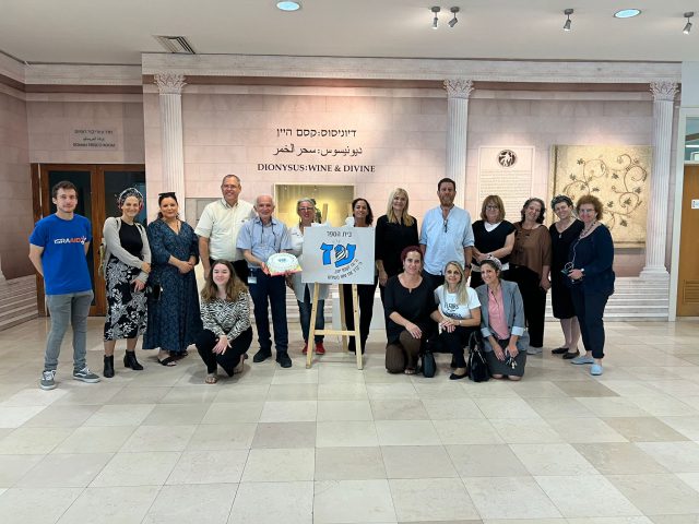כל הצוותים שלקחו חלק בהקמת בית הספר "עז"- מנהל חינוך, משרד החינוך, ישראייד, ומוזיאון ארצות המקרא • קרדיט דוברות עיריית ירושלים