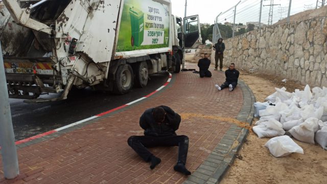 מצפה יריחו: פועלי פינוי אשפה תקפו ופצעו נער
