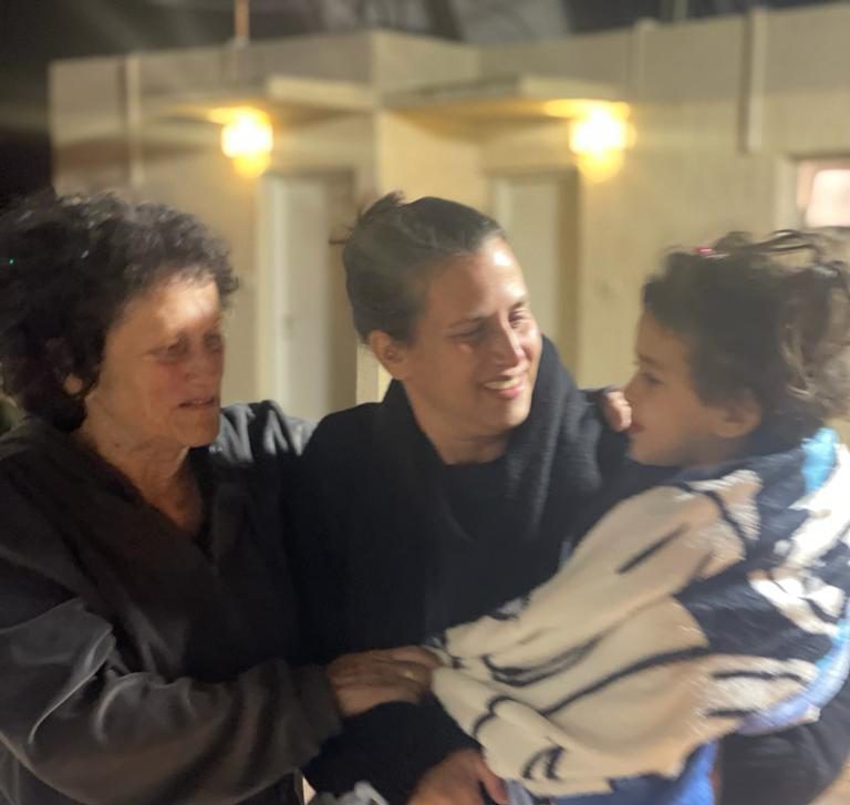 אחרי השחרור: אביגיל עידן נפגשה עם דודתה וסבתה