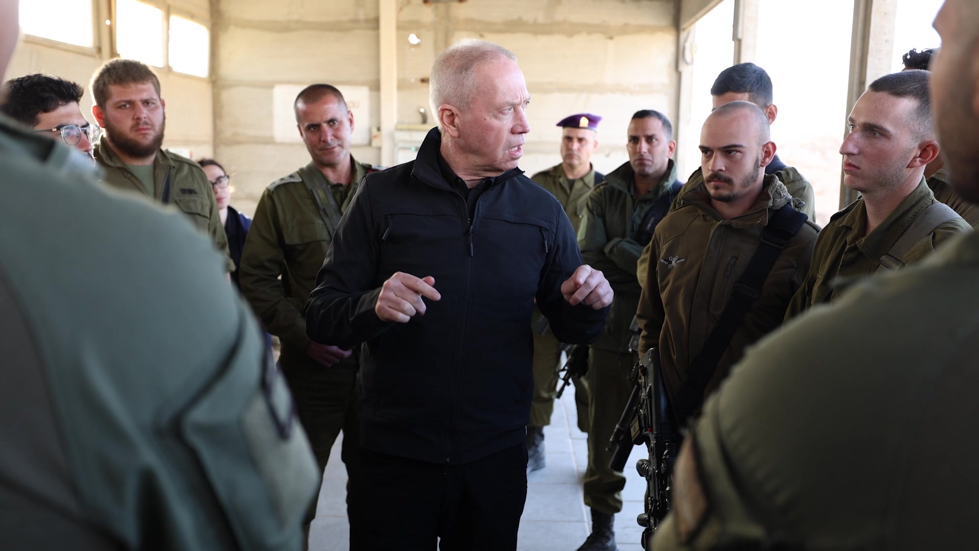 שר הביטחון בשיחה עם לוחמי גבעתי צילום- שחר יורמן 27.11_1