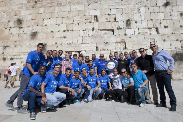 עירוני קריית שמונה עם צלחת האליפות בכותל המערבי של הר הבית