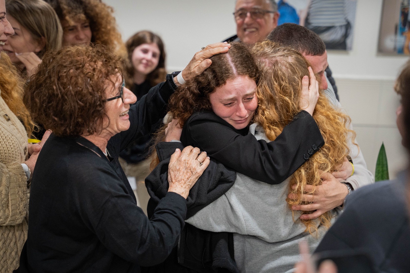 תמונות מרגשות: החטופים התאחדו עם משפחתם