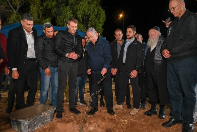 הנחת אבן הפינה (קובי גדעון /לע"מ)