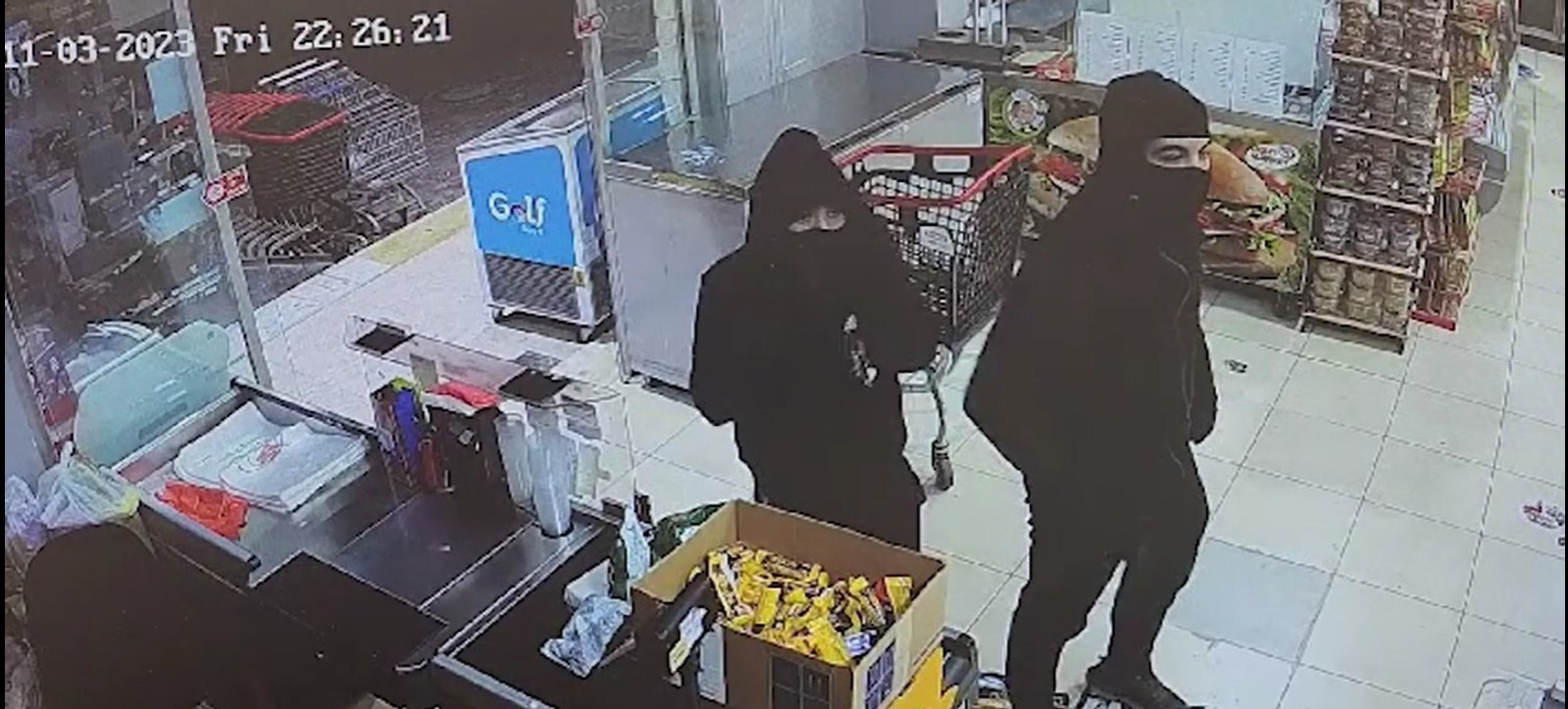 אחים לשוד: צעירים שדדו מרכולים באיומי אקדח. צפו
