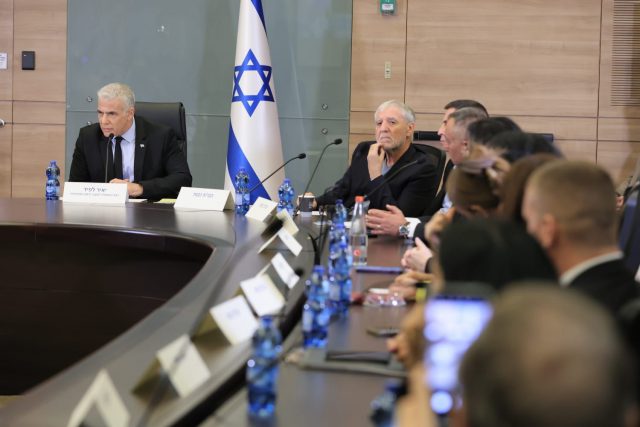 פוליטיקה קטנה: לפיד קורא להצביע נגד התקציב