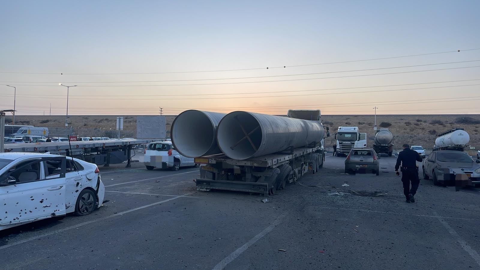 מטח כבד: פגיעה ישירה בחניון משאיות בבאר שבע