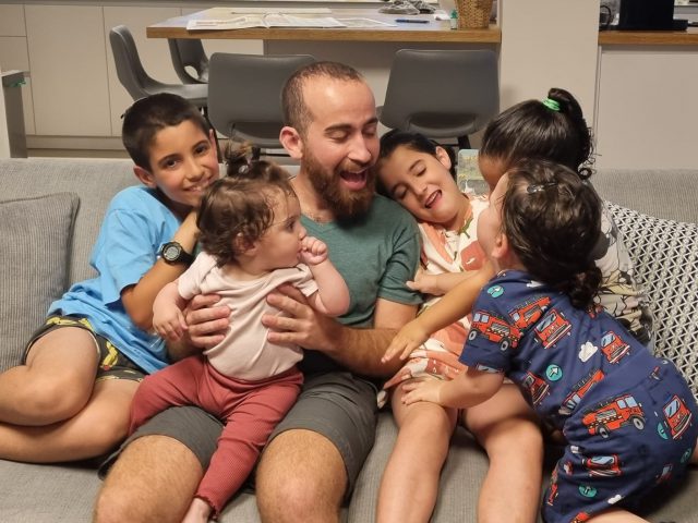 אור ברנדס: הלוחם שראיין ושימח חיילים בקשר בעזה