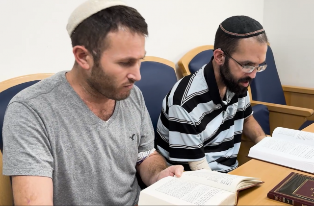 החברים שנפצעו בידיים לומדים יחד מסכת ידיים