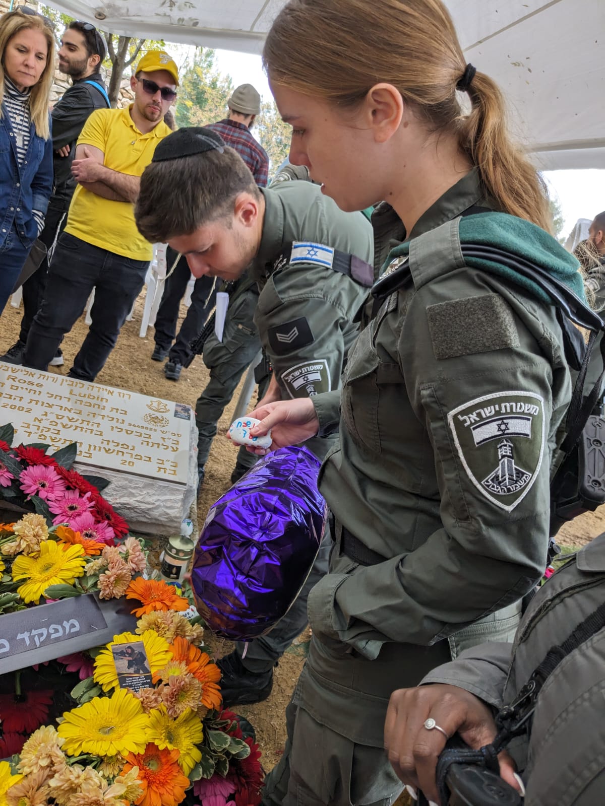 בנות המדרשה עלו לקברה של הלוחמת שנפלה
