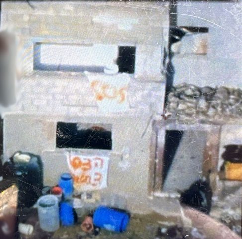 תיעוד: השלטים שהחטופים שנורו השאירו בשטח