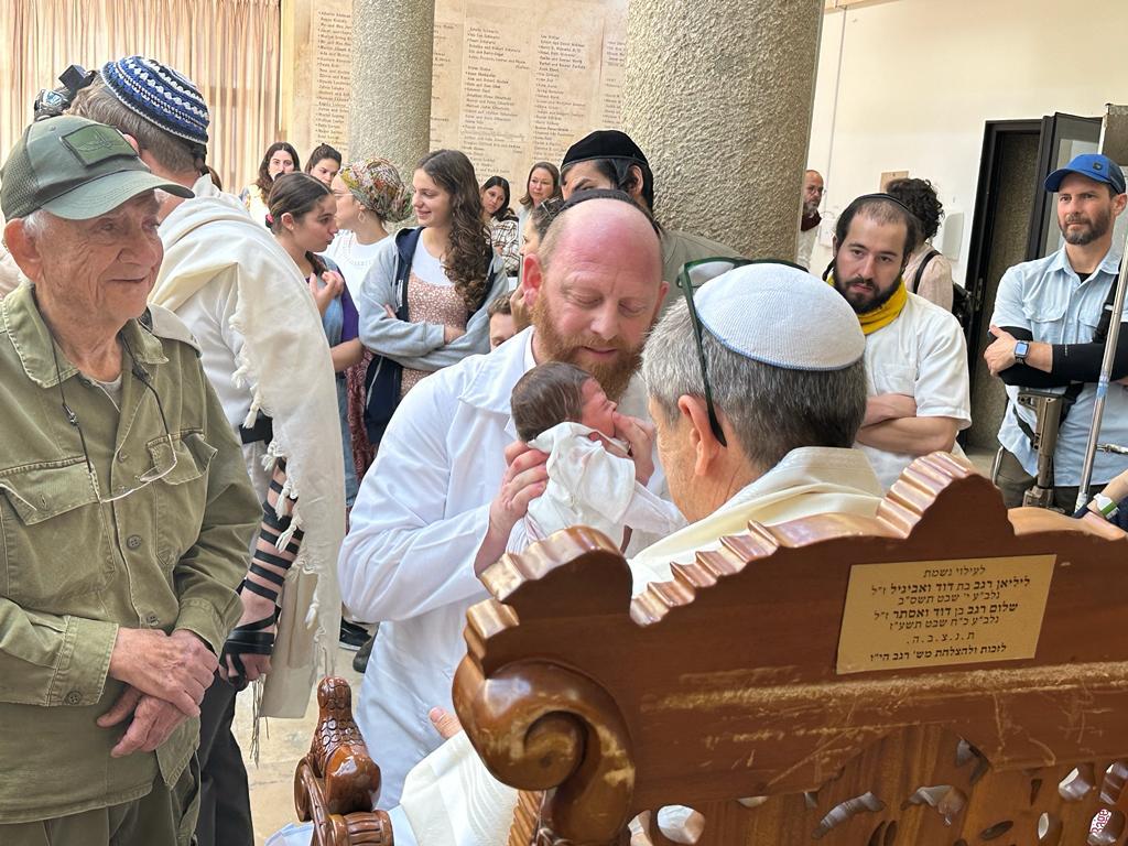 מזל טוב: החייל הפצוע השתתף בברית של אחיינו
