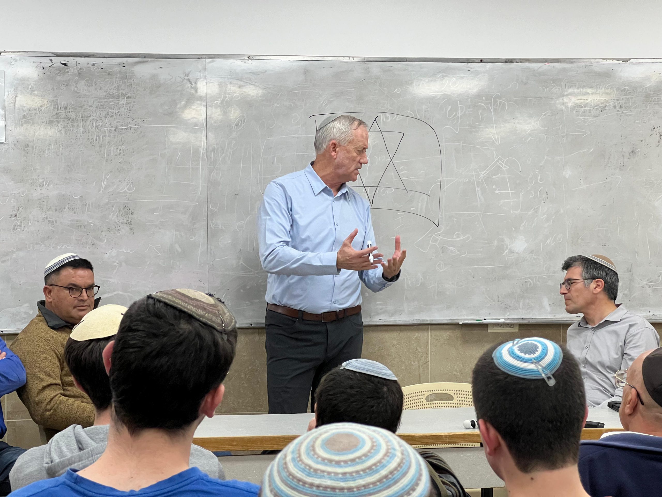 גנץ הגיע לישיבת ירוחם: 'מאמינים בצורך באחדות'