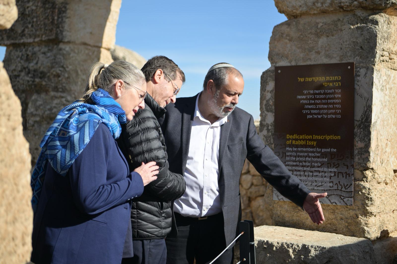 הרצוג נפגש עם המשפחות השכולות במועצת הר חברון