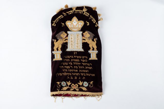 בני משפחת גרבוביץ מונצחים על מעיל ספר התורה (יד ושם)
