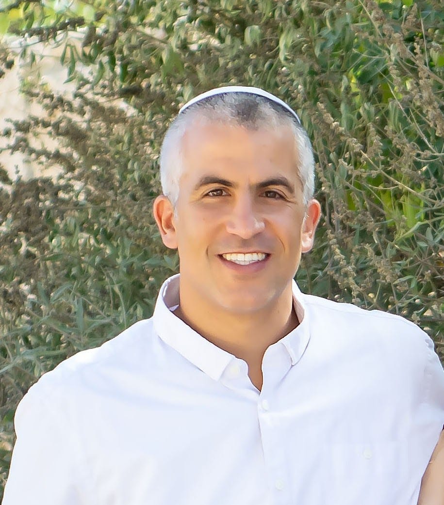 מנחם קלמנזון הוא אח שלי, אבל…