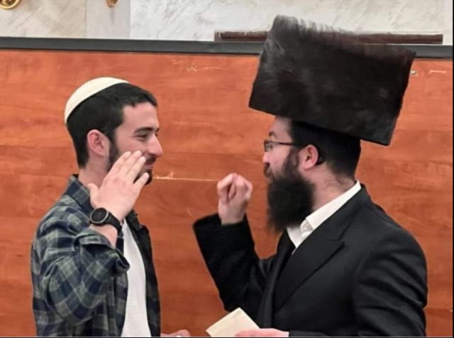 (אורי עם אחיו חסיד קרלין)