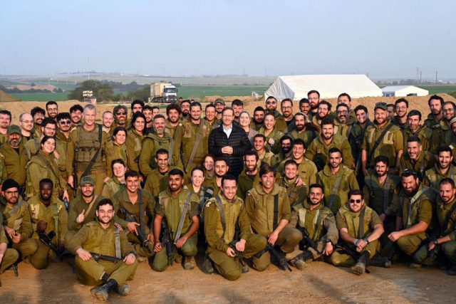 תיעוד: הרצוג נפגש עם חיילי המילואים וחתם על פגז