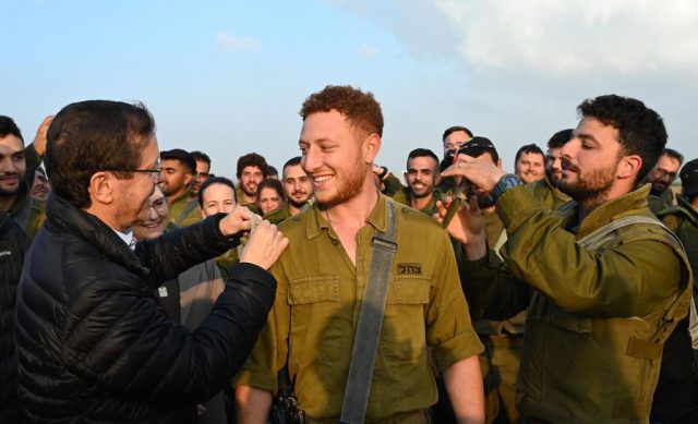 תיעוד: הרצוג נפגש עם חיילי המילואים וחתם על פגז