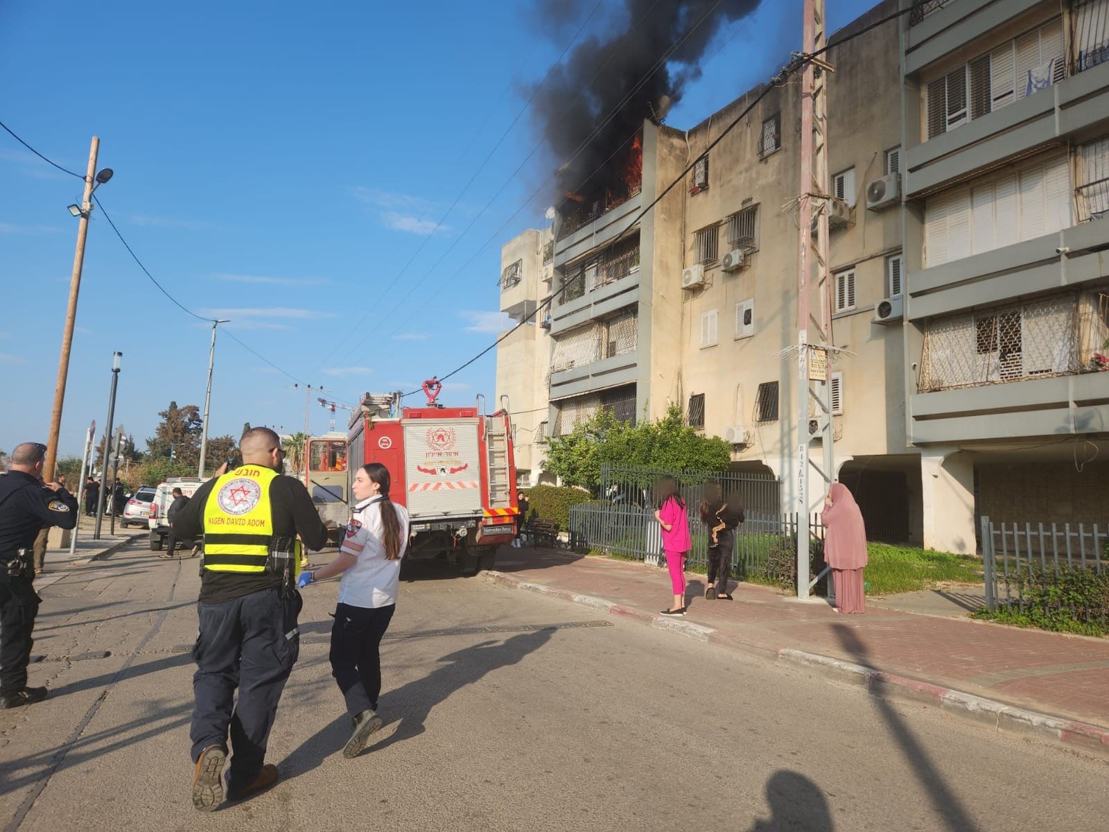 שריפה בבניין בלוד: גבר חולץ במצב בינוני