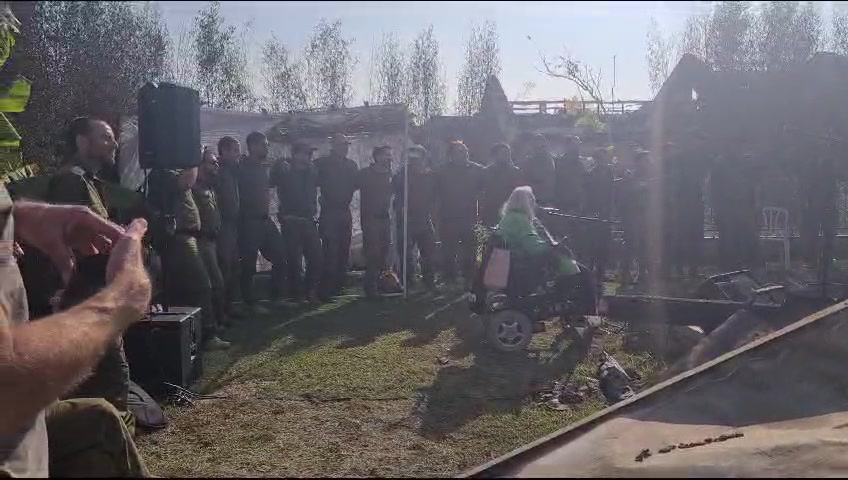 על חורבות קיבוץ בארי: מירי אלוני בשיר "פרחים בקנה"