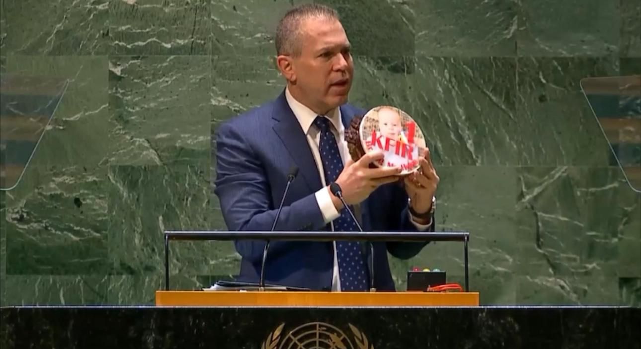 עוגה באו"ם: ארדן ציין את יום הולדתו של כפיר ביבס