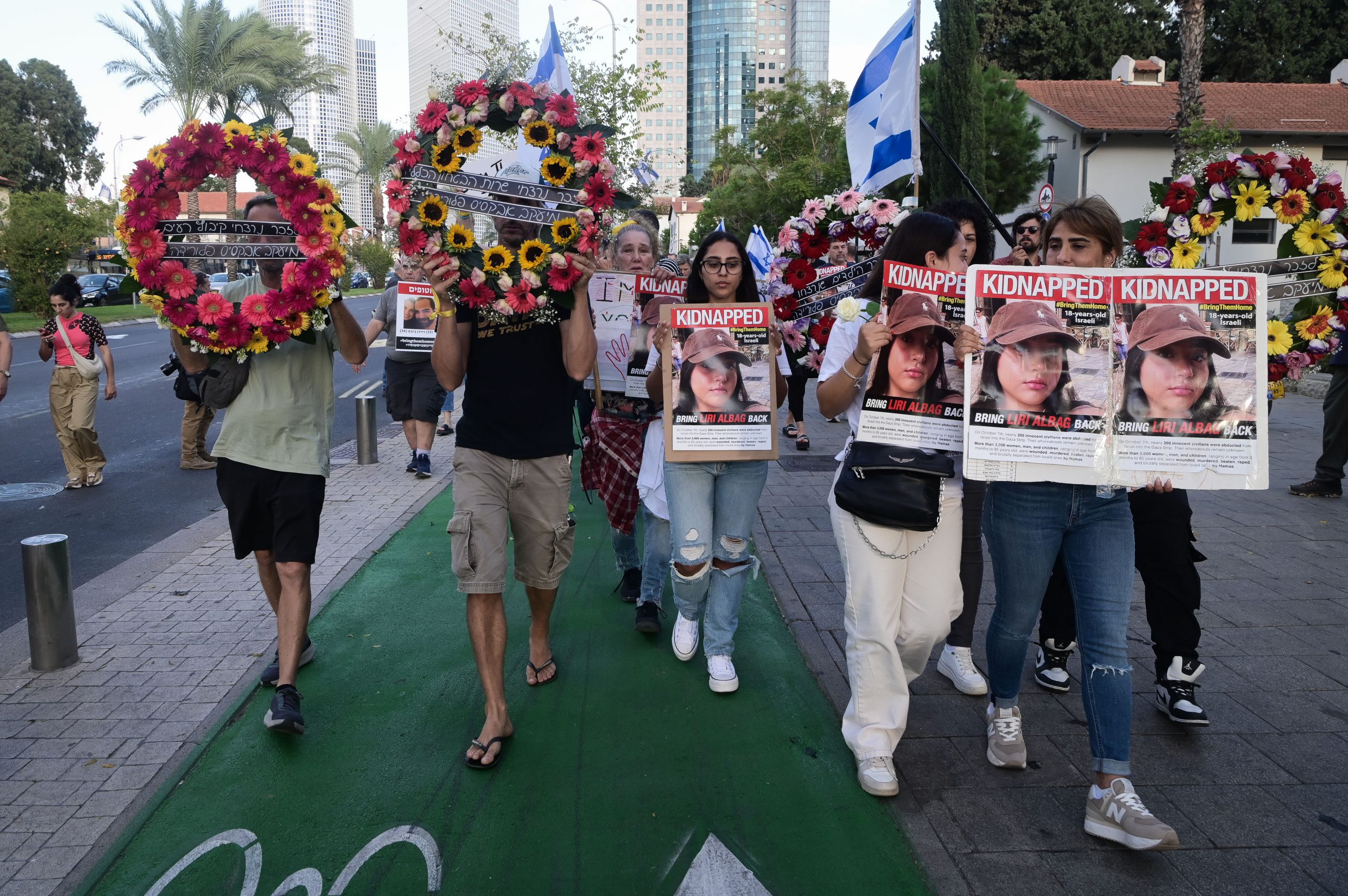פרחים למשפחות החטופים: כך מרגלת איראן בישראל
