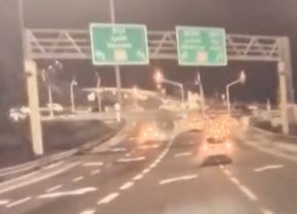 התאונה בצפון: רכב נמלט משוטרים וחצה באדום. צפו