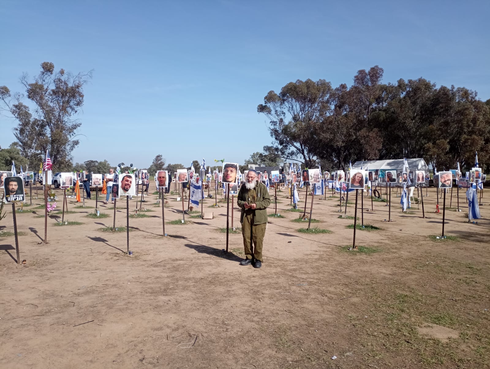 תמונת היום: הרב אבינר מתפלל על נרצחי מסיבת נובה