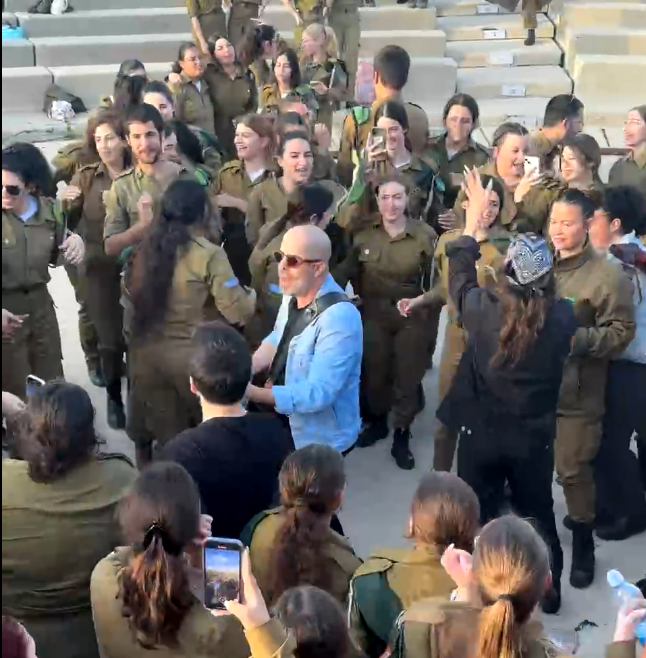 צפו: עילי בוטנר וילדי החוץ בהופעה ללוחמים שיצאו מעזה