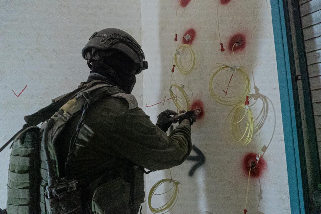 צפו: כך נהרסו בתי המחבלים מהפיגוע בכביש המנהרות
