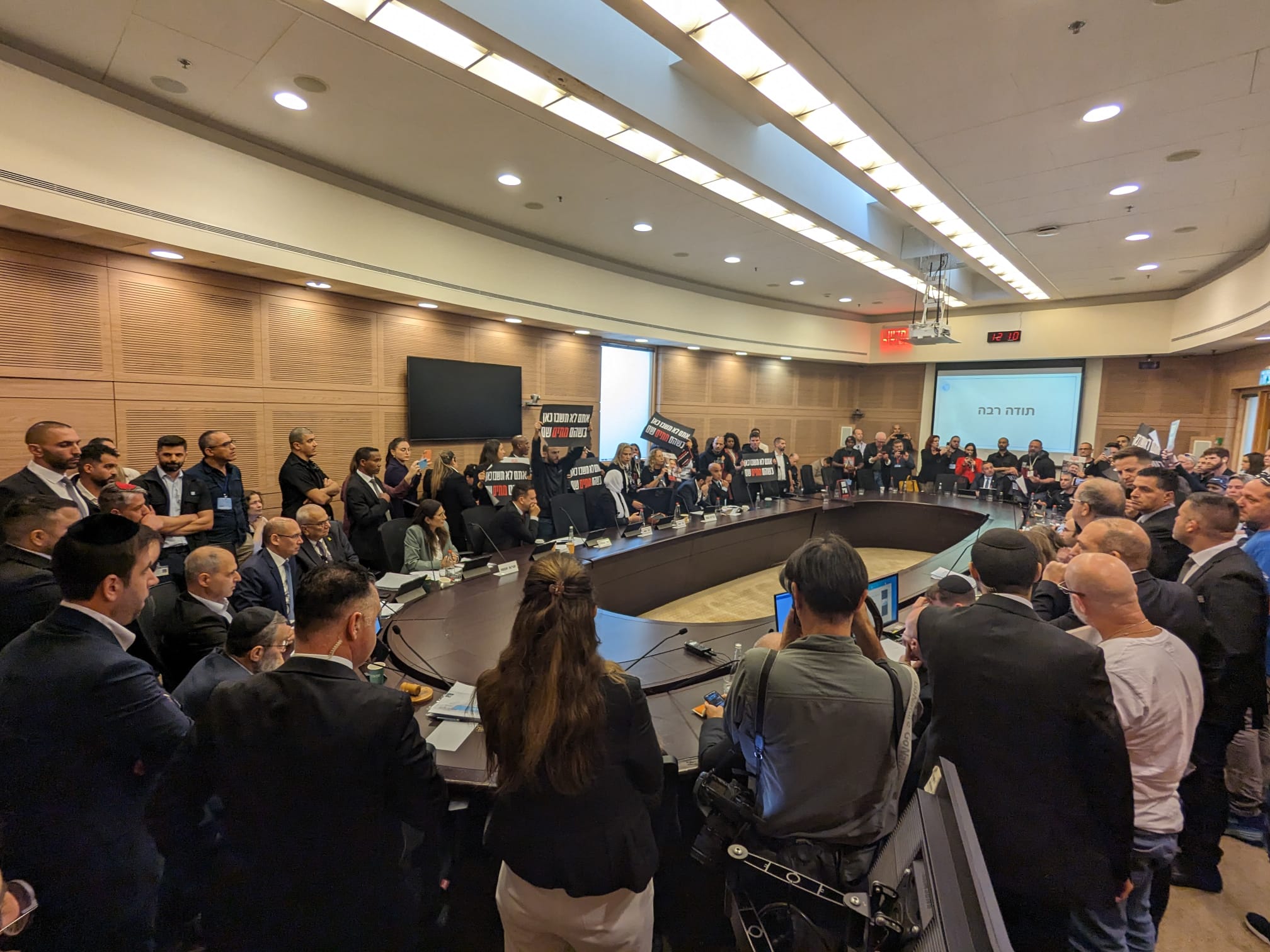 מהומה בוועדה: משפחות חטופים פוצצו את הדיון