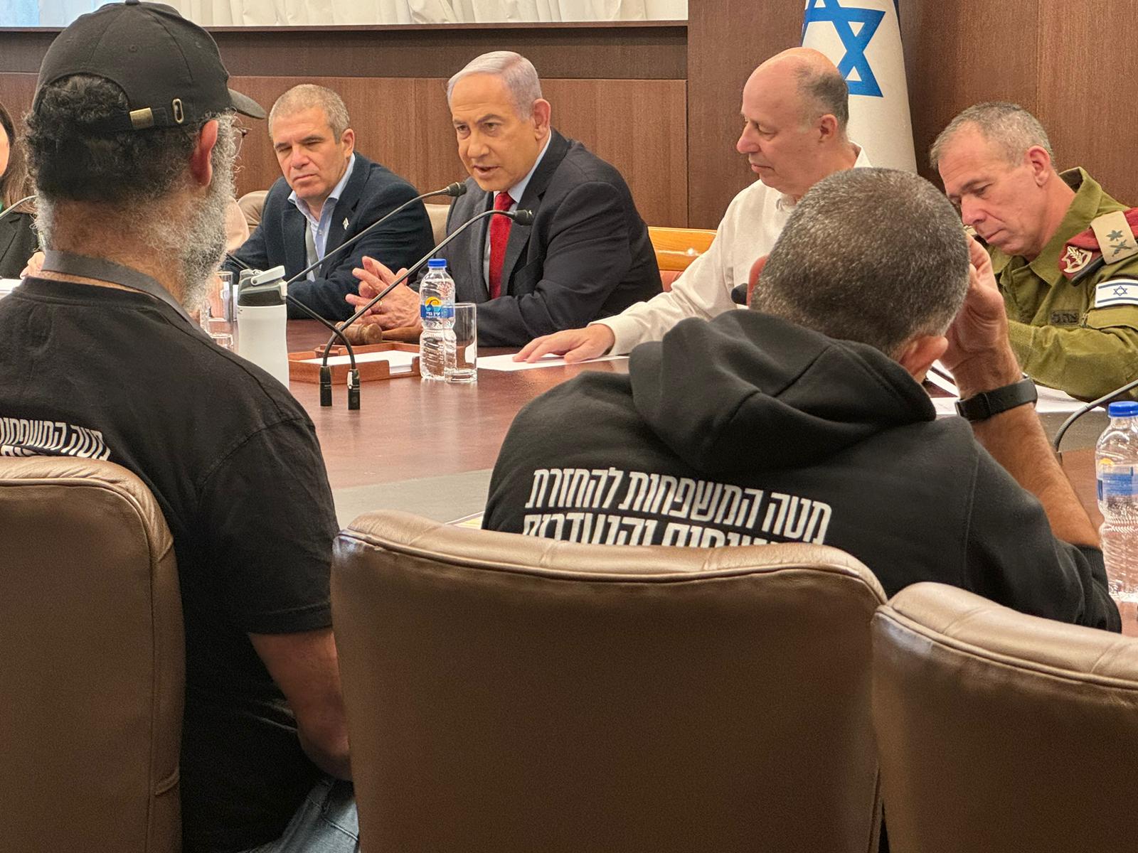 נתניהו עם נציגי משפחות החטופים, ארכיון