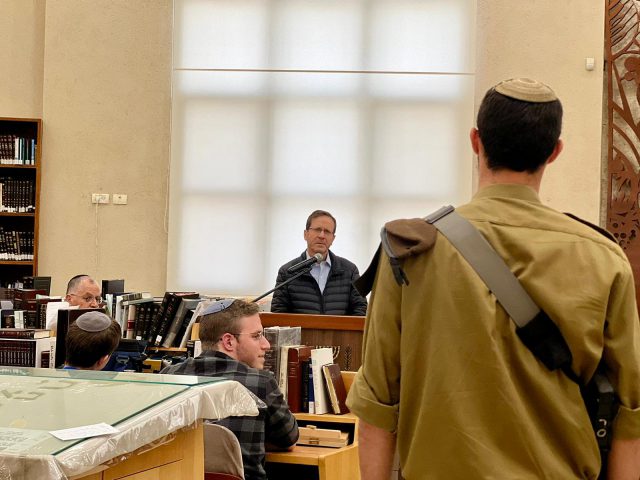 הרצוג בישיבת ירוחם: "חבריכם נפלו על קידוש ה"