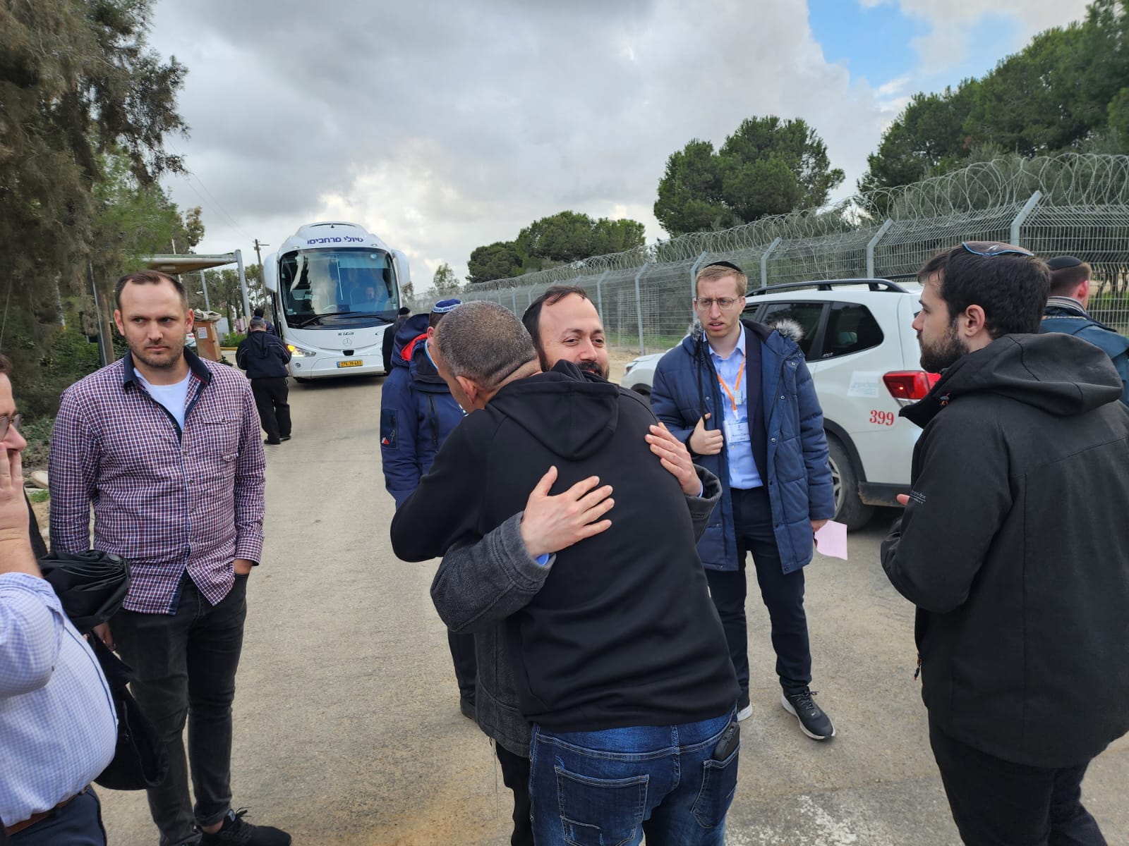 רבני אנגליה הגיעו לבארי והפכו לשגרירי הסברה