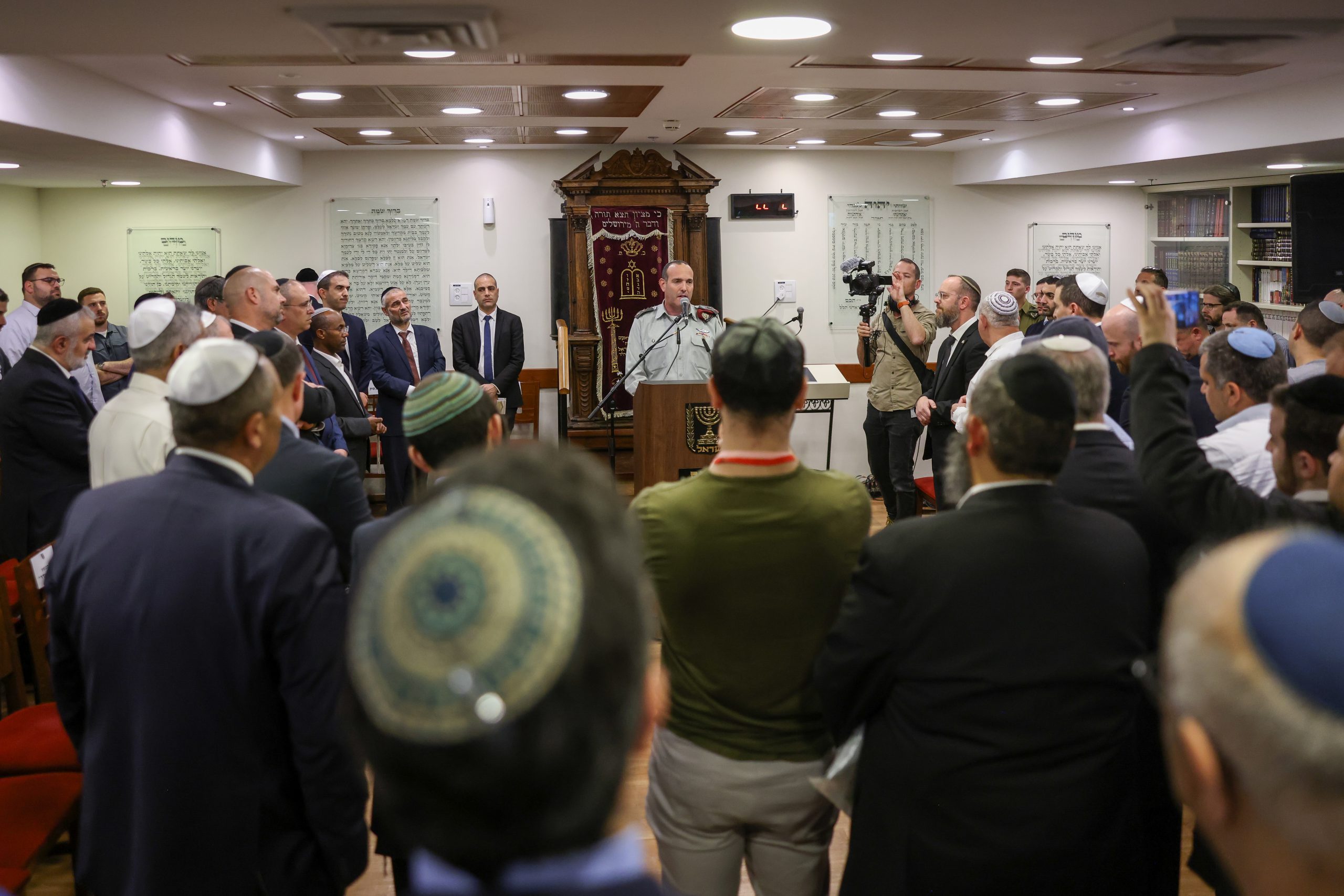 מרגש: תפילה מיוחדת בכנסת לחטופים והחיילים
