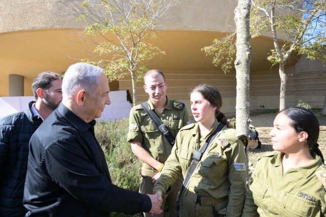 נתניהו עם התצפיתניות (עמוס בן גרשום /לע"מ)
