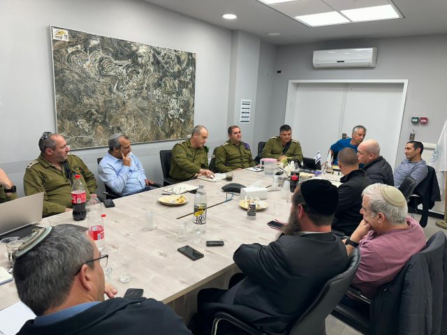 בצל המתיחות: פוקס נפגש עם ראשי הרשויות ביו"ש