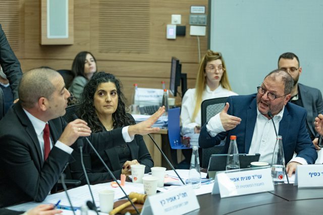 כסיך מתעמת עם יו"ר הוועדה אופיר כץ