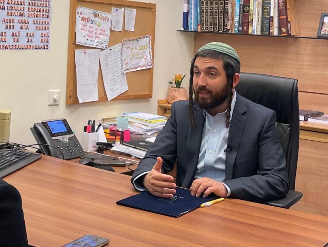 פודקאסט צינזר ראיון עם סוכות: "הופתענו שהוא בן אדם"